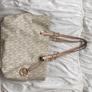 MK tote in great condition ! Lots of compartments